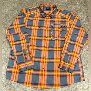 GORGEOUS OAKLEY 2013 LONG SLEEVE BUTTON UP SHIRT IN “SULFUR” ORANGE & GREY XL